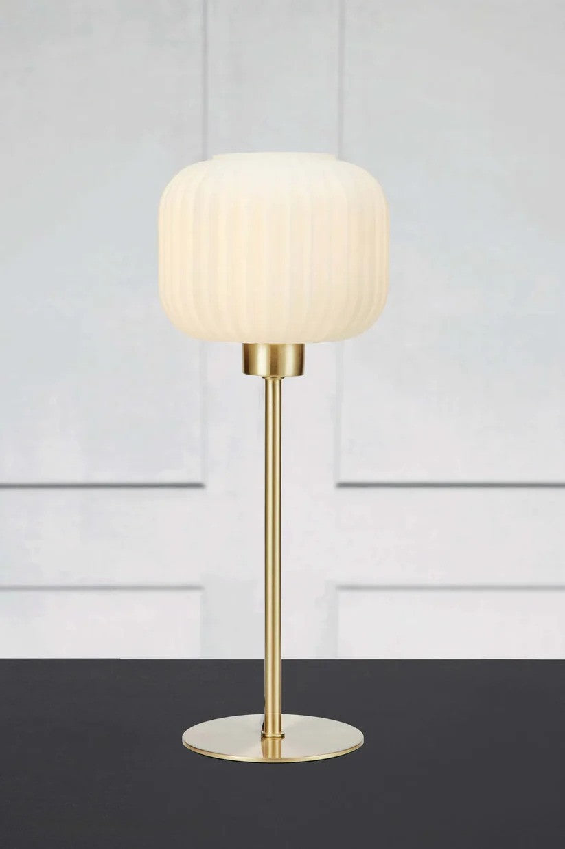 Sober Bordlampe 38 cm i Messing/Hvid sat foran en væg for en flot kontrast