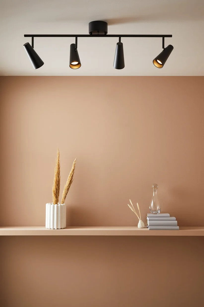Crest Loftslampe 4L i Sort hængt op på loftet for det behagelige belysning samt æstetiske design
