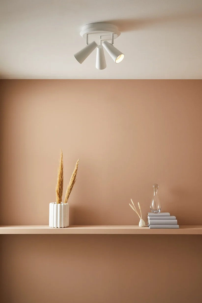 Den æstetiske loftslampe fra Markslöjd Crest Loftslampe 3L Round i Hvid hængt op på loftet for det behagelige lys og elegante design