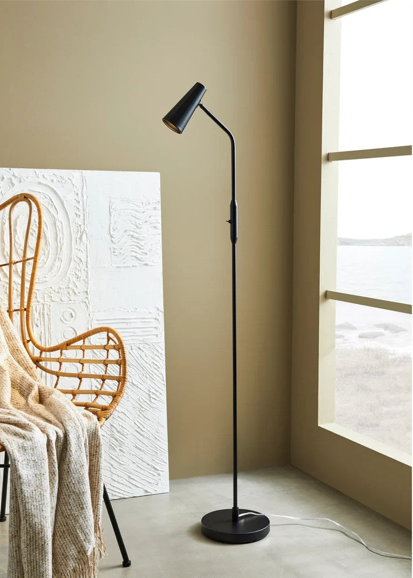 Crest Gulvlampe i Sort placeret i hjørnet for det behagelige belysning