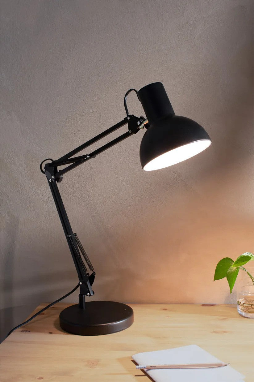 Den stilrene bordlampe fra Markslöjd Architect Bordlampe i Sort