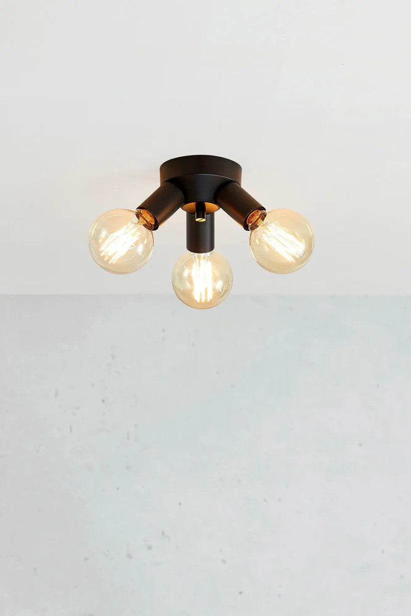 Mazzo Loftslampe 3L i Sort sat op på loftet for det behagelige lys med dens elegante design