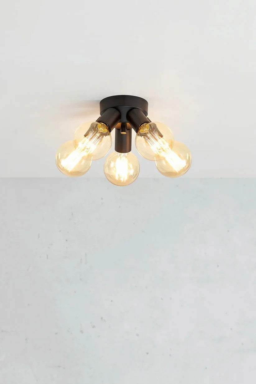 Mazzo Loftslampe 5L i Sort hængt op for dens behagelige belysning