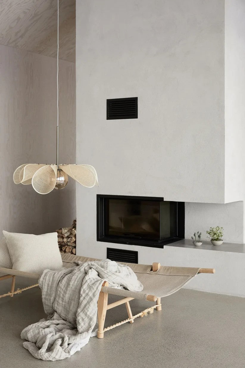 Styrka Loftslampe i Beige hængt op i stuen for det behagelige belysning og stilrene design