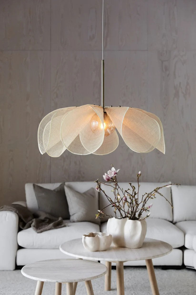 Zoomet helt ind på den stilrene Styrka Loftslampe 75cm i Beige hængt op over sofabordet for det behagelige belysning
