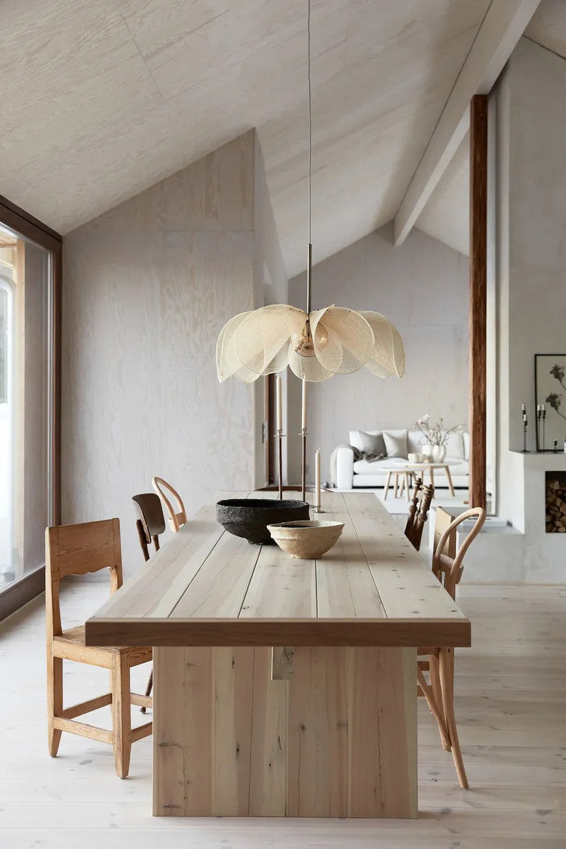 Den elegante loftslampe fra Markslöjd Styrka Loftslampe 75cm i Beige hængt op over spisebordet