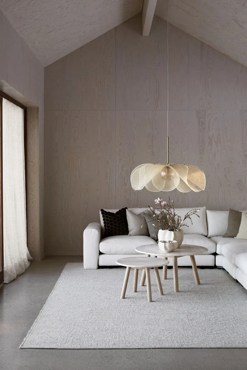 Styrka Loftslampe 75cm i Beige hængt op over sofabordet