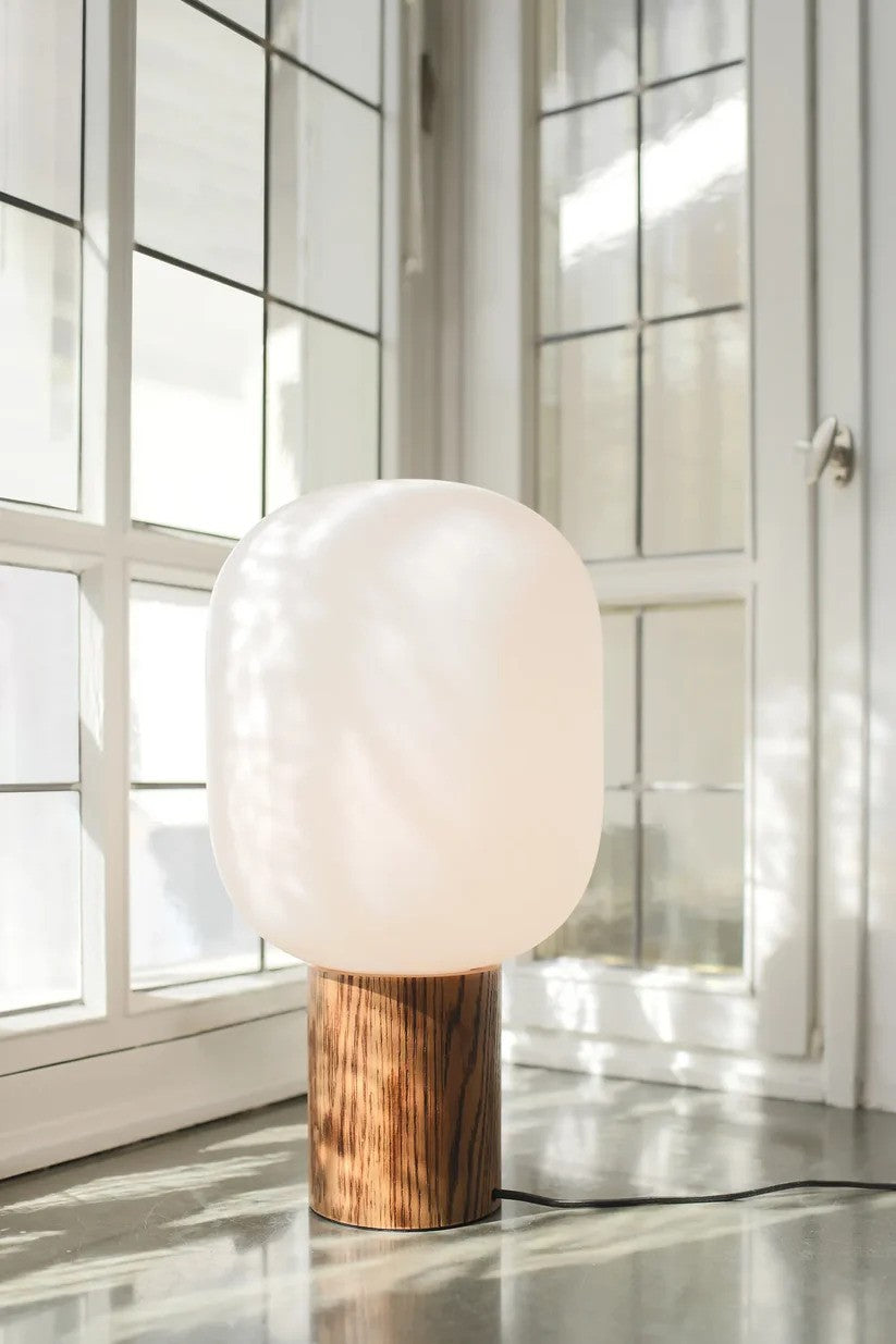 Skene Bordlampe i Træ sat i hjørnet af stuen for det elegante design og hyggelige belysning