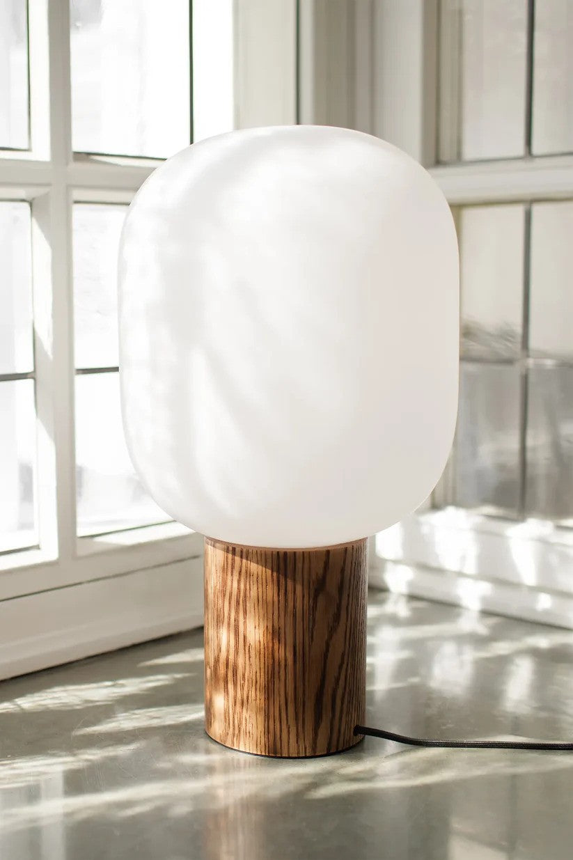 Zoomet helt ind på den stilrene Skene Bordlampe i Træ