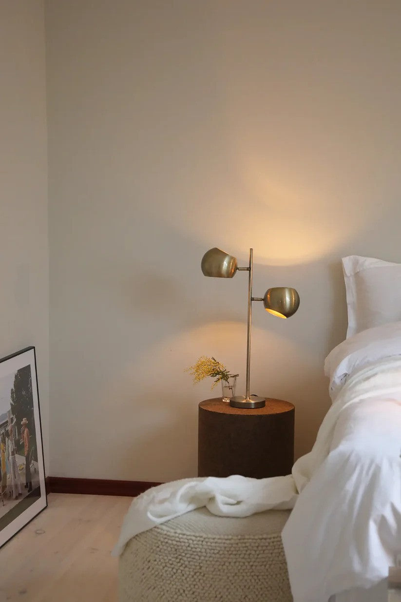 Edgar Bordlampe 2L i Antique sat på natbordet for det behagelige belysning