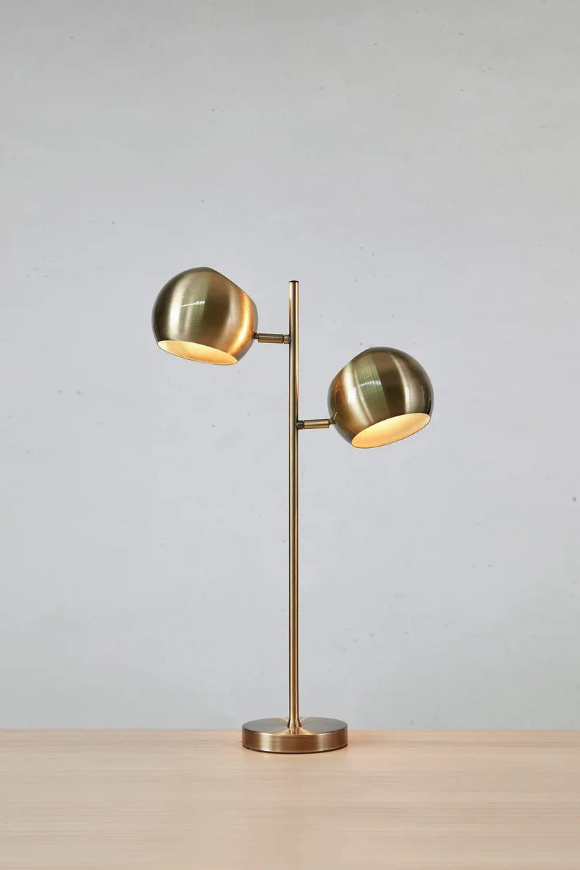 Markslöjd's elegante Edgar Bordlampe 2L i Antique med flot kontrast til væggen
