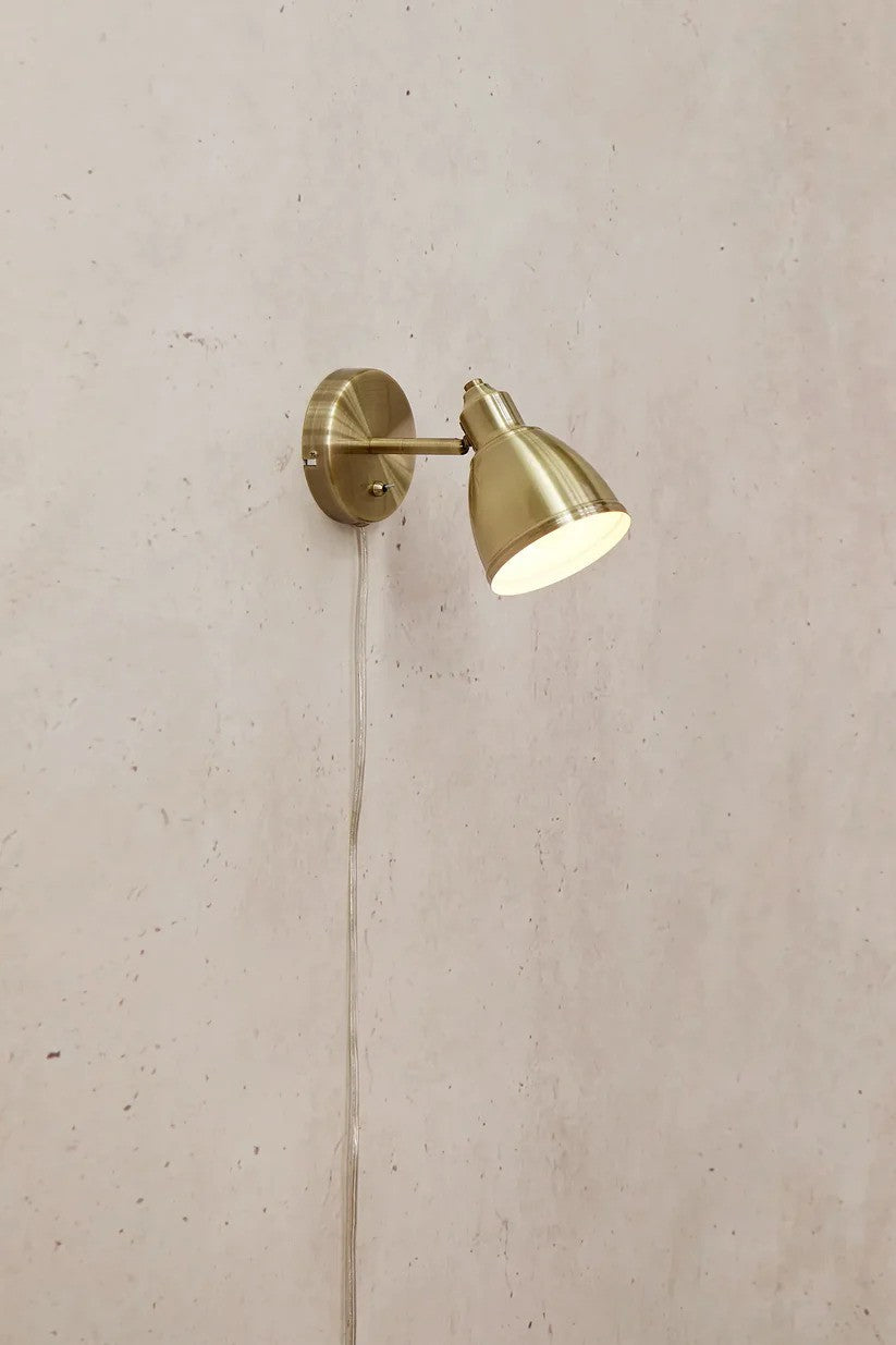 Den æstetiske lampe fra Markslöjd Story Væglampe i Antique hængt op på væggen med en flot kontrast