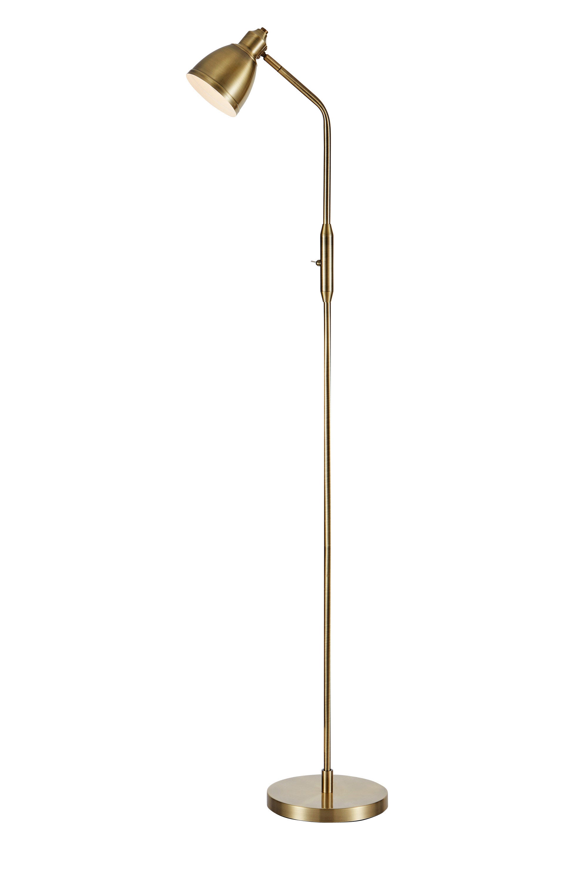 Den elegante lampe fra Markslöjd Story Gulvlampe i Antique sat foran hvid væg og gulv for flot kontrast 