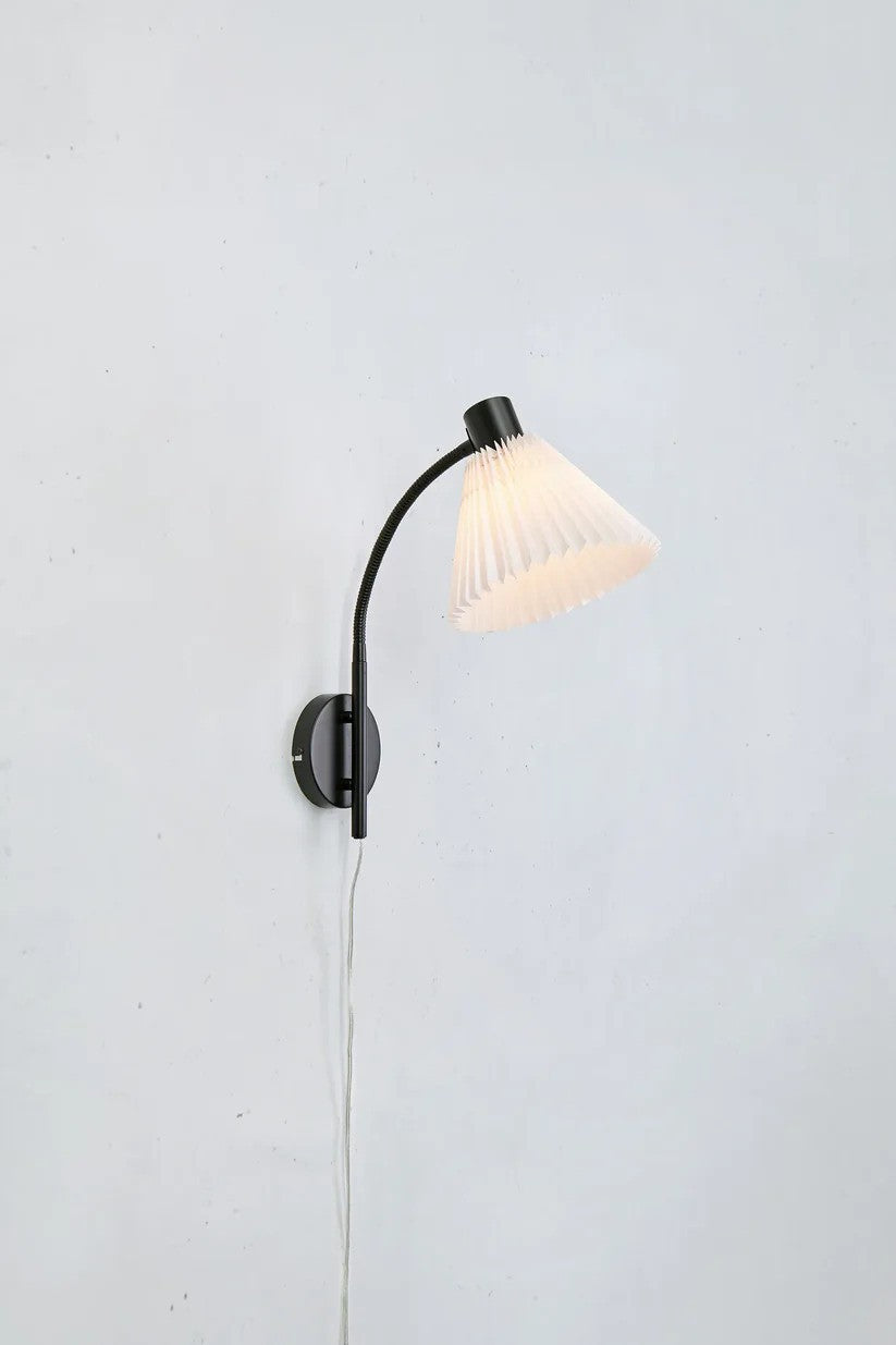Mira Væglampe i Hvid/Sort hængt op på en væg for en flot kontrast af den æstetiske lampe