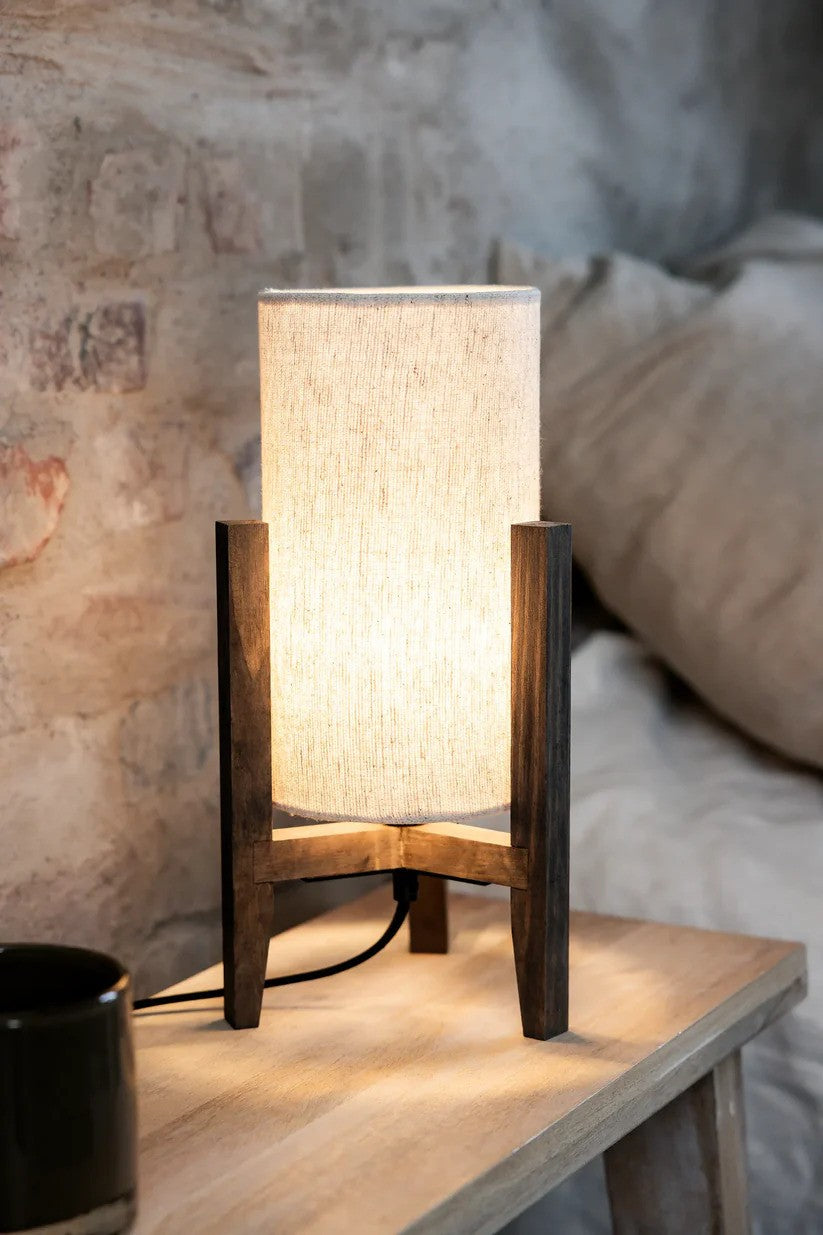 Den æstetiske Eruca Bordlampe 34cm i Beige/Brun sat på sovebordet for det behagelige belysning og elegante design