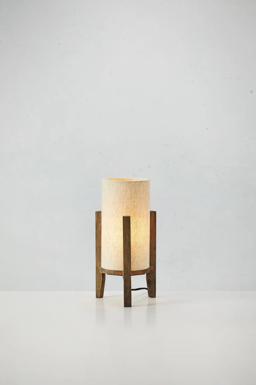 Den elegante og unikke Eruca Bordlampe 34cm i Beige/Brun foran en væg med flot kontrast