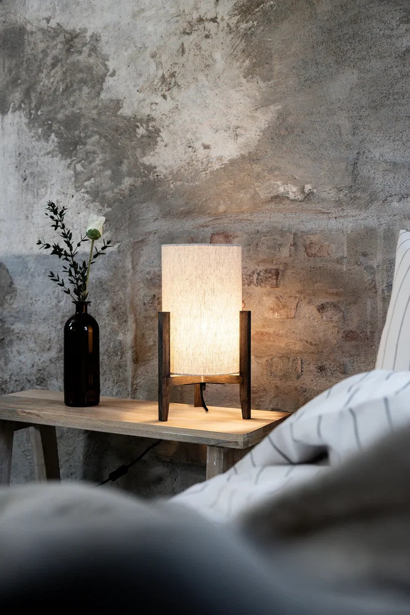 Den æstetiske og unikke  Eruca Bordlampe 39cm i Beige/Brun sat på et bord ved sengekanten for det behagelige belysning