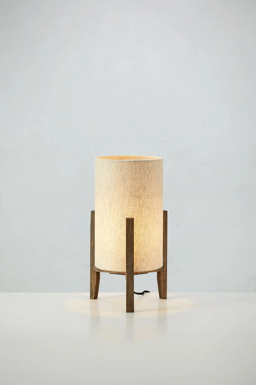 Eruca Bordlampe 39cm i Beige/Brun sat foran en væg med flot kontrast