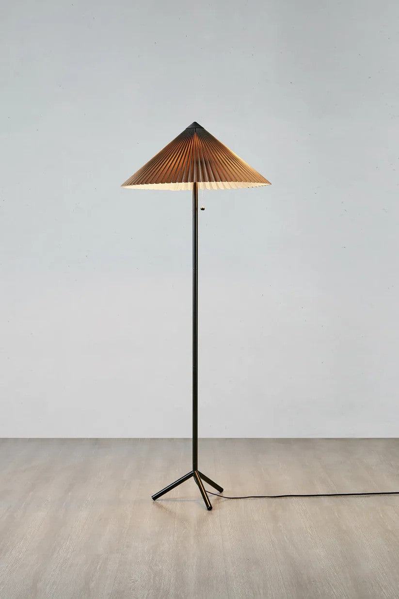 Den elegante lampe fra Markslöjd Plisado Gulvlampe 2L i Sort/Grå placeret foran en væg med flot kontrast