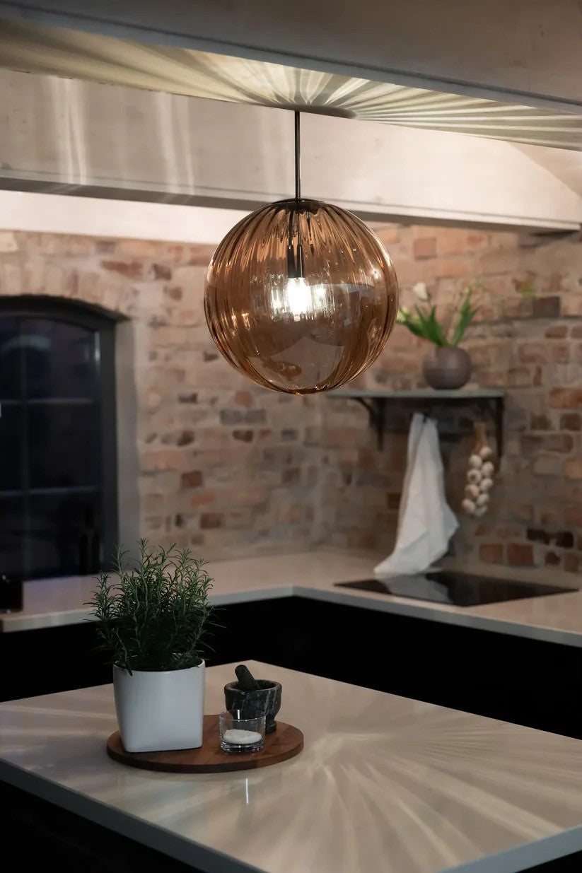 Den æstetiske Fengari Loftslampe i Antique/Amber hængt op i køkkenet for det behagelige belysning