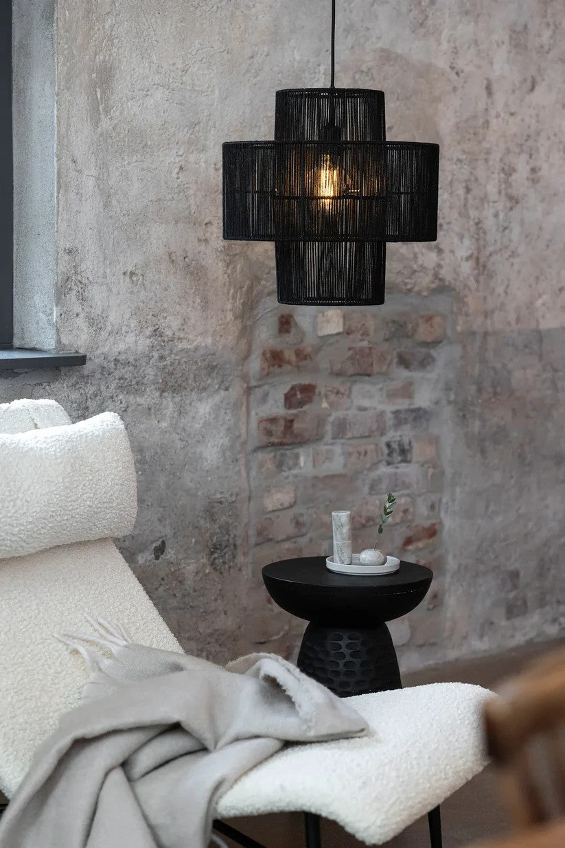 Soga Loftslampe i Sort hængt op i stuen ved siden af en stol for det behagelige belysning og elegante design