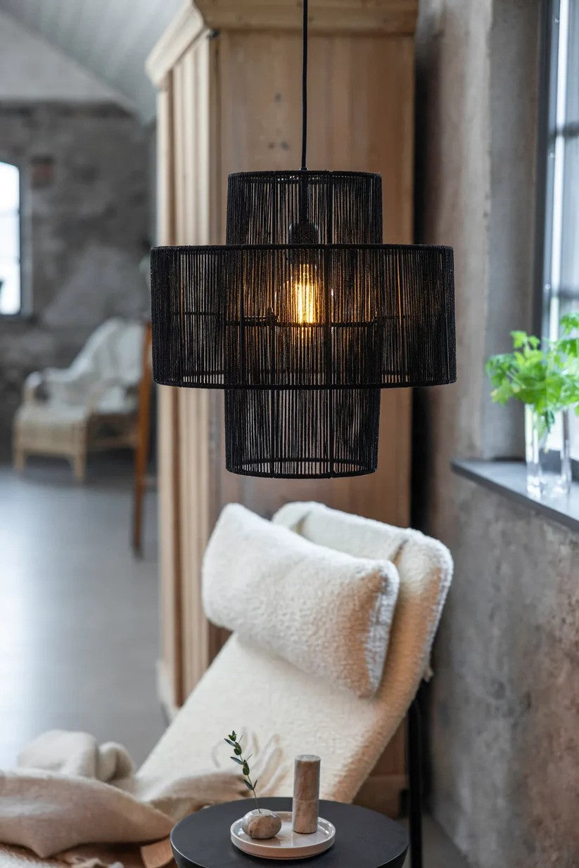 Zoomet helt tæt ind på lampeskærmen af Soga Loftslampe i Sort