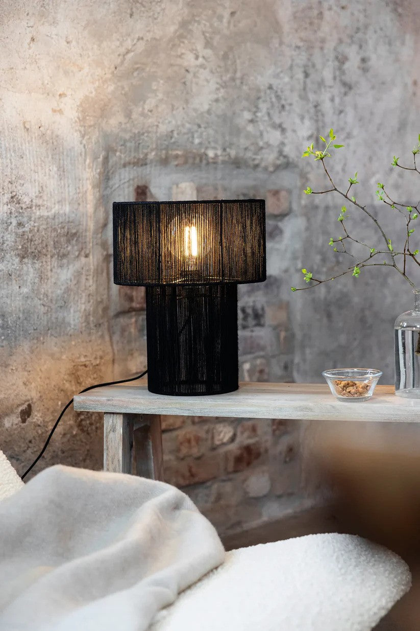Den æstetiske bordlampe fra Markslöjd på en skammel Soga Bordlampe i Sort