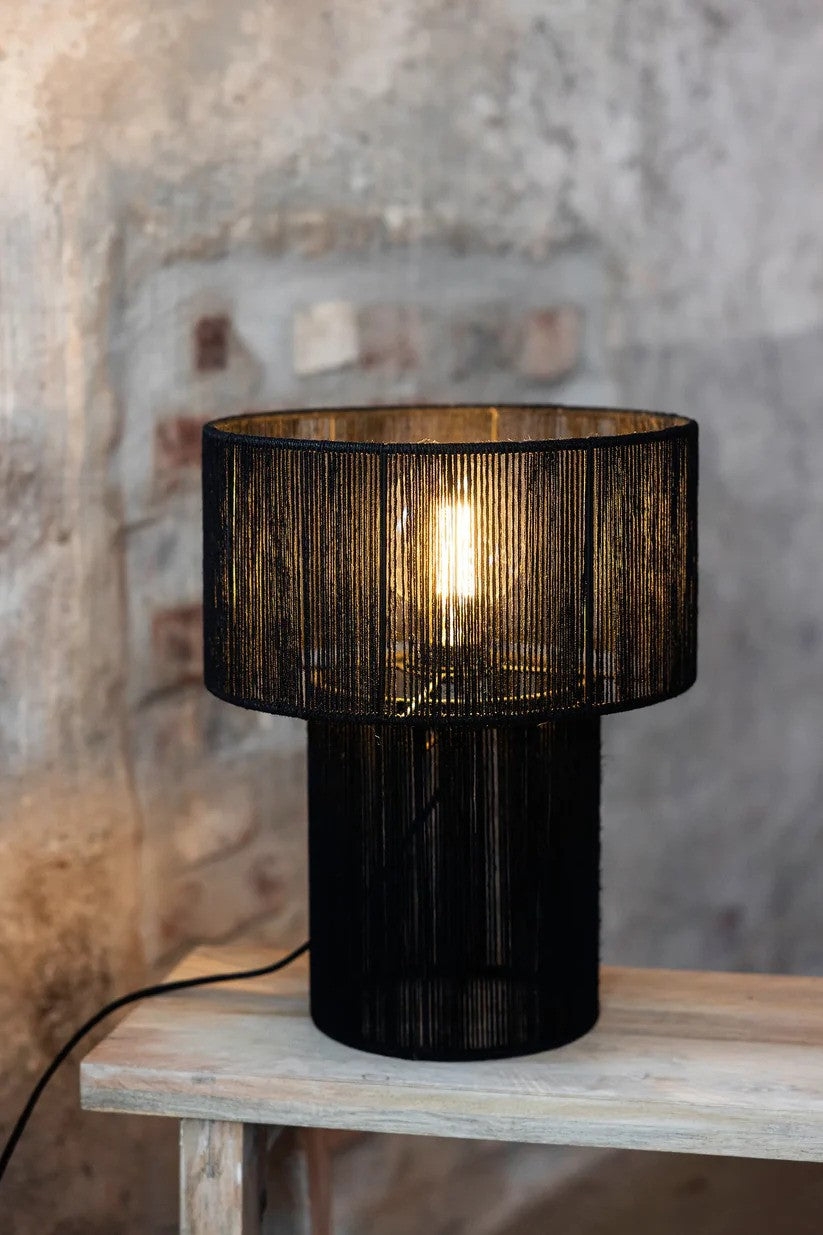 Zoomet helt ind på den elegante Soga Bordlampe i Sort sat på en skammel