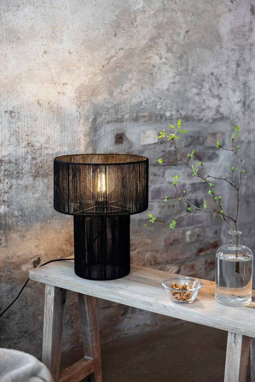 Den unikke designet Soga Bordlampe i Sort på en skammel i stuen
