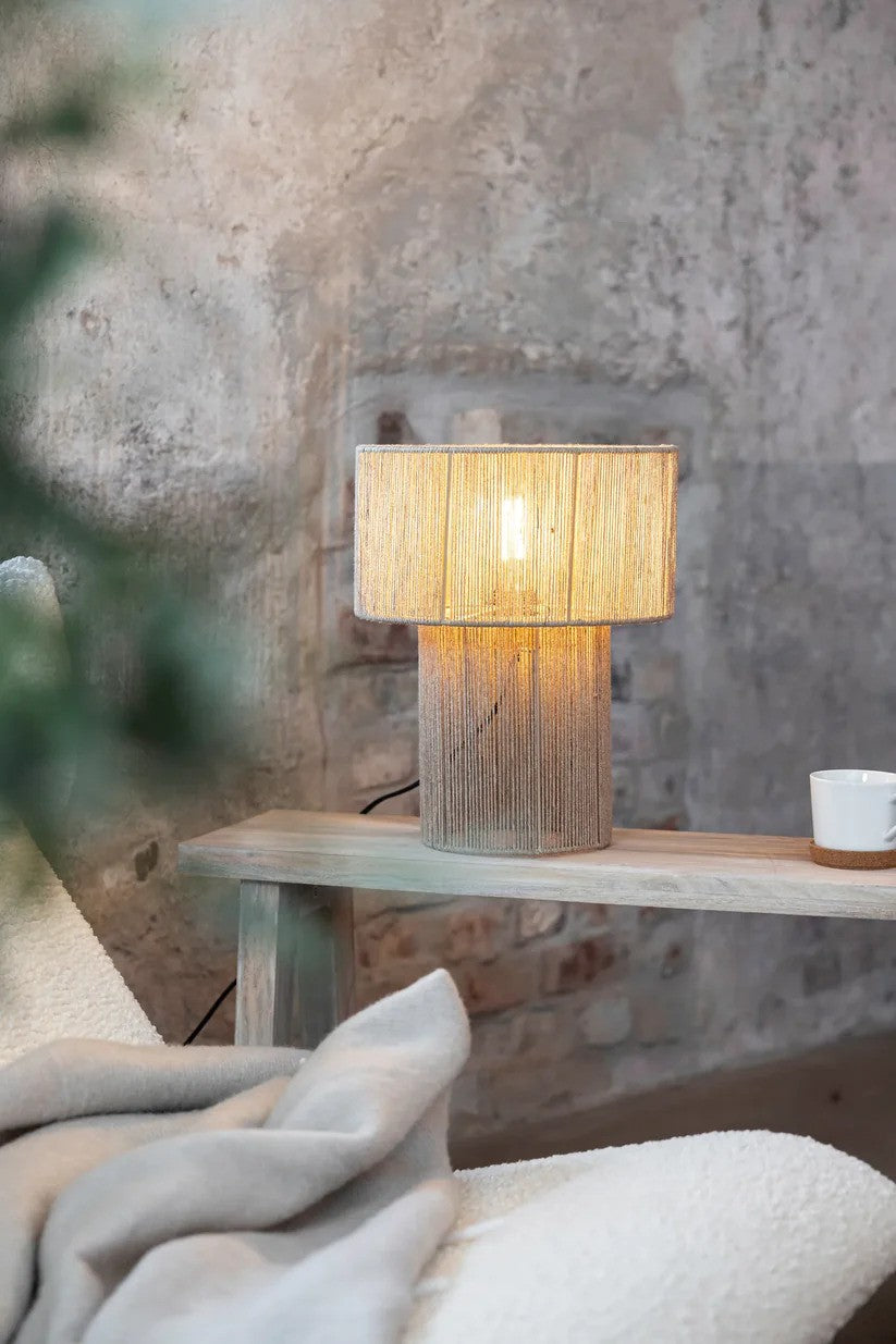 Den unikke og æstetiske designet Soga Bordlampe i Natur sat på en skammel i stuen