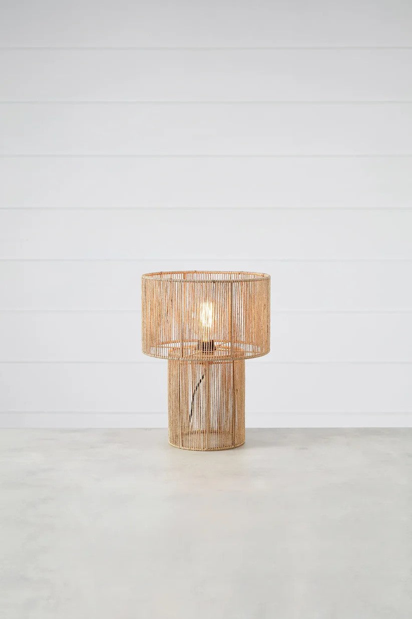 Den elegante lampe fra Markslöjd Soga Bordlampe i Natur sat på gulvet foran en væg for den flotte kontrast