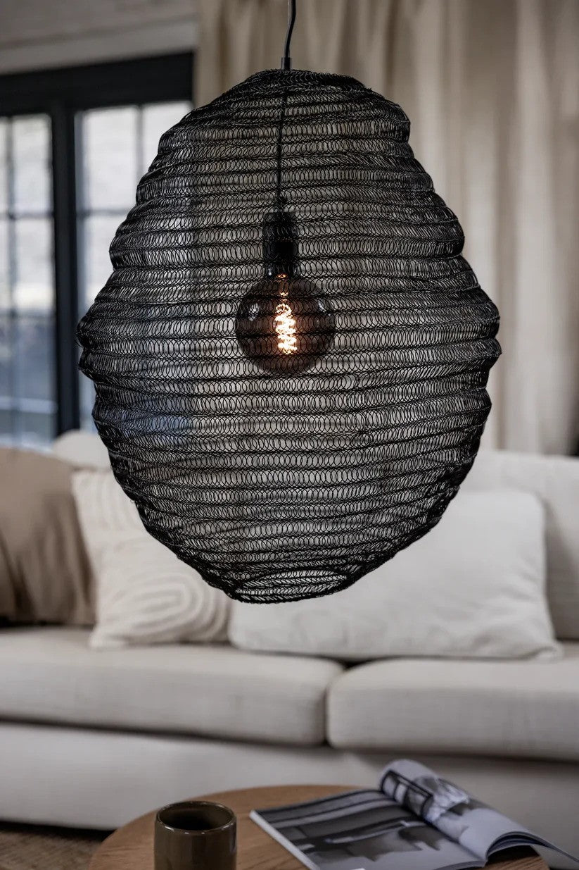 Zoomet ind på Tazza Loftslampe i Sort hængt op i stuen