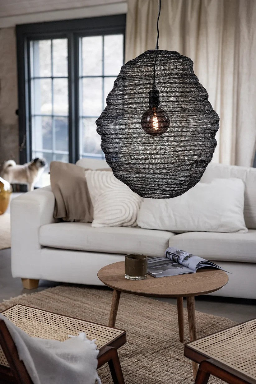 Den æstetiske og unikke Tazza Loftslampe i Sort hængt op i stuen for det behagelige belysning