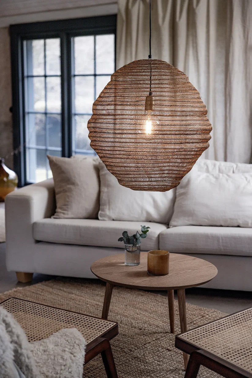 Den æstetiske og unikke designet Tazza Loftslampe i Guld hængt op i stuen
