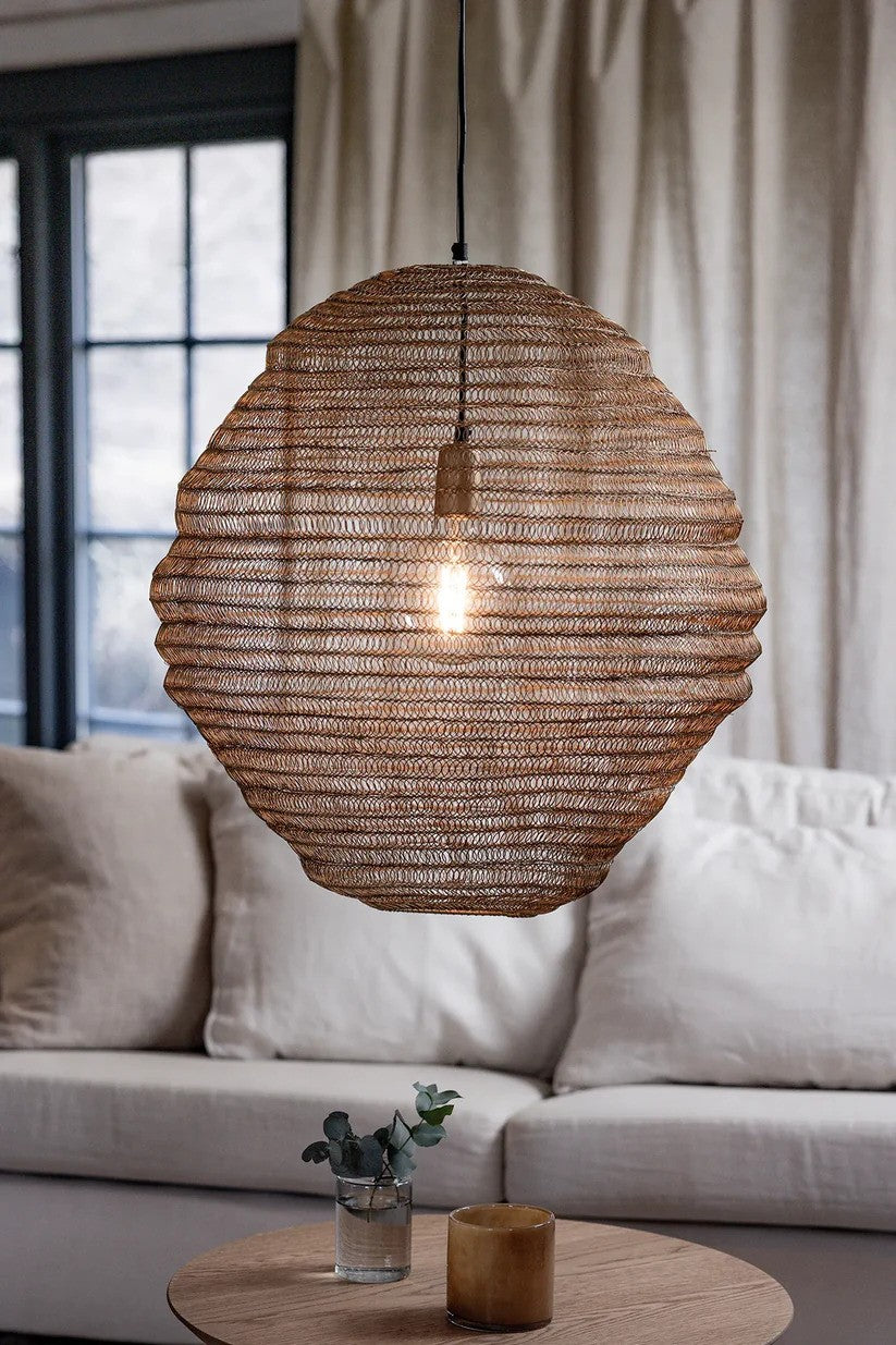 Zoomet ind på den elegante Tazza Loftslampe i Guld hængt op i stuen