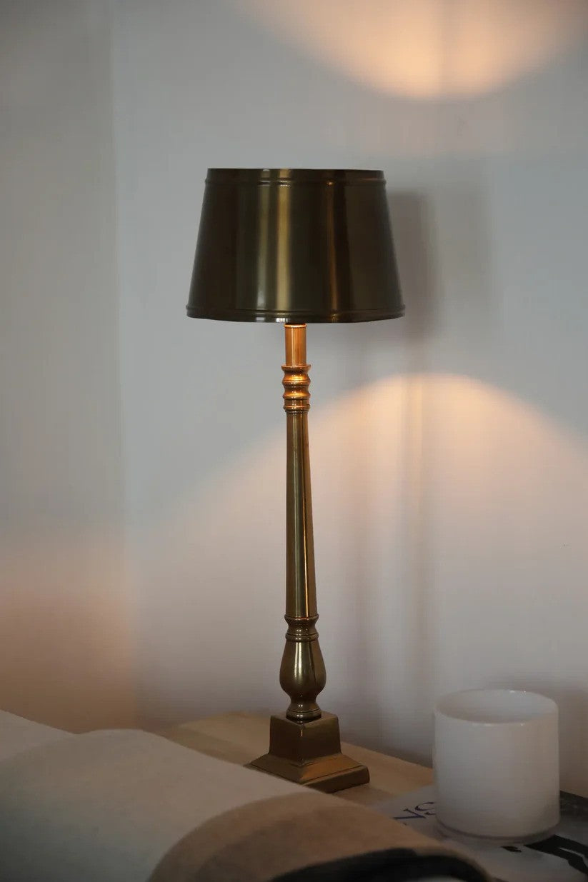 Metallo Bordlampe i Messing puttet på sengebordet for det behagelige belysning