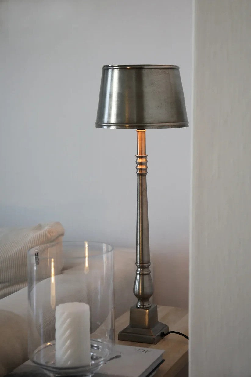 Den æstetiske designet lampe fra Markslöjd placeret på hylden i stuen for det behagelige belysning
