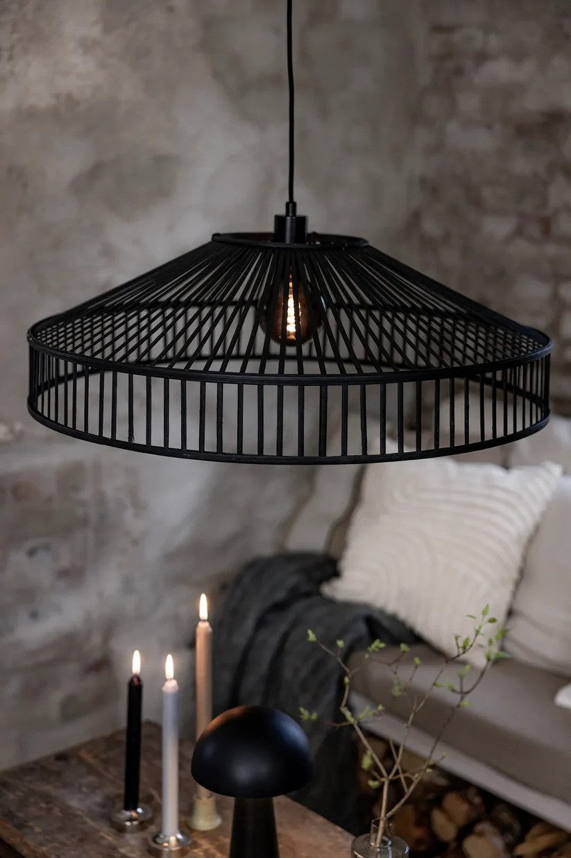 Zoomet ind på den æstetiske lampe fra Markslöjd Tapa Loftslampe i Sort