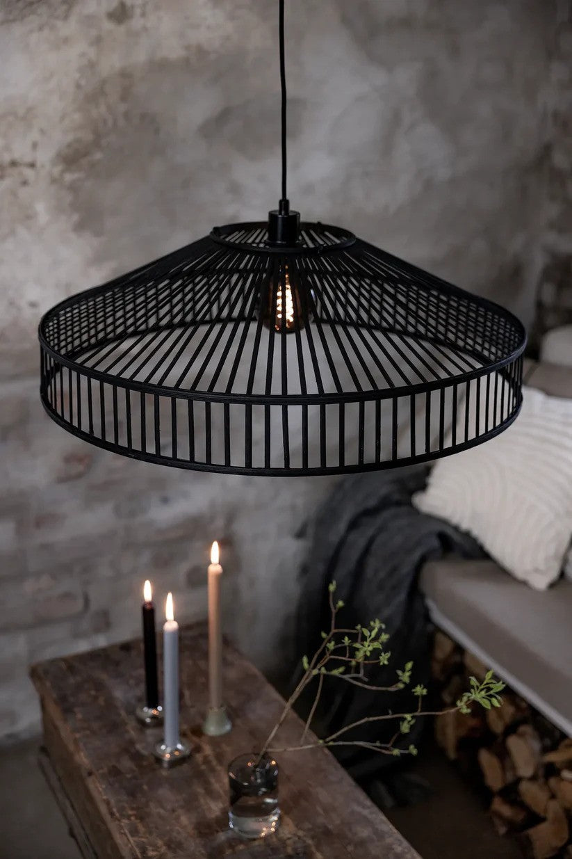 Tapa Loftslampe i Sort hængt op i stuen for det elegante design