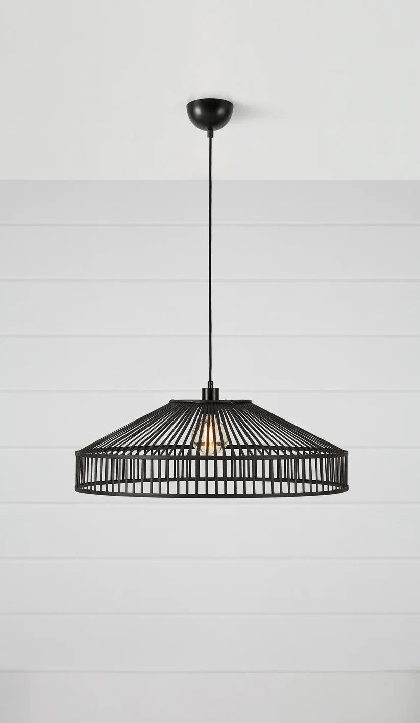 Den unikke og elegante designet Tapa Loftslampe i Sort hængt op foran en væg med en flot kontrast