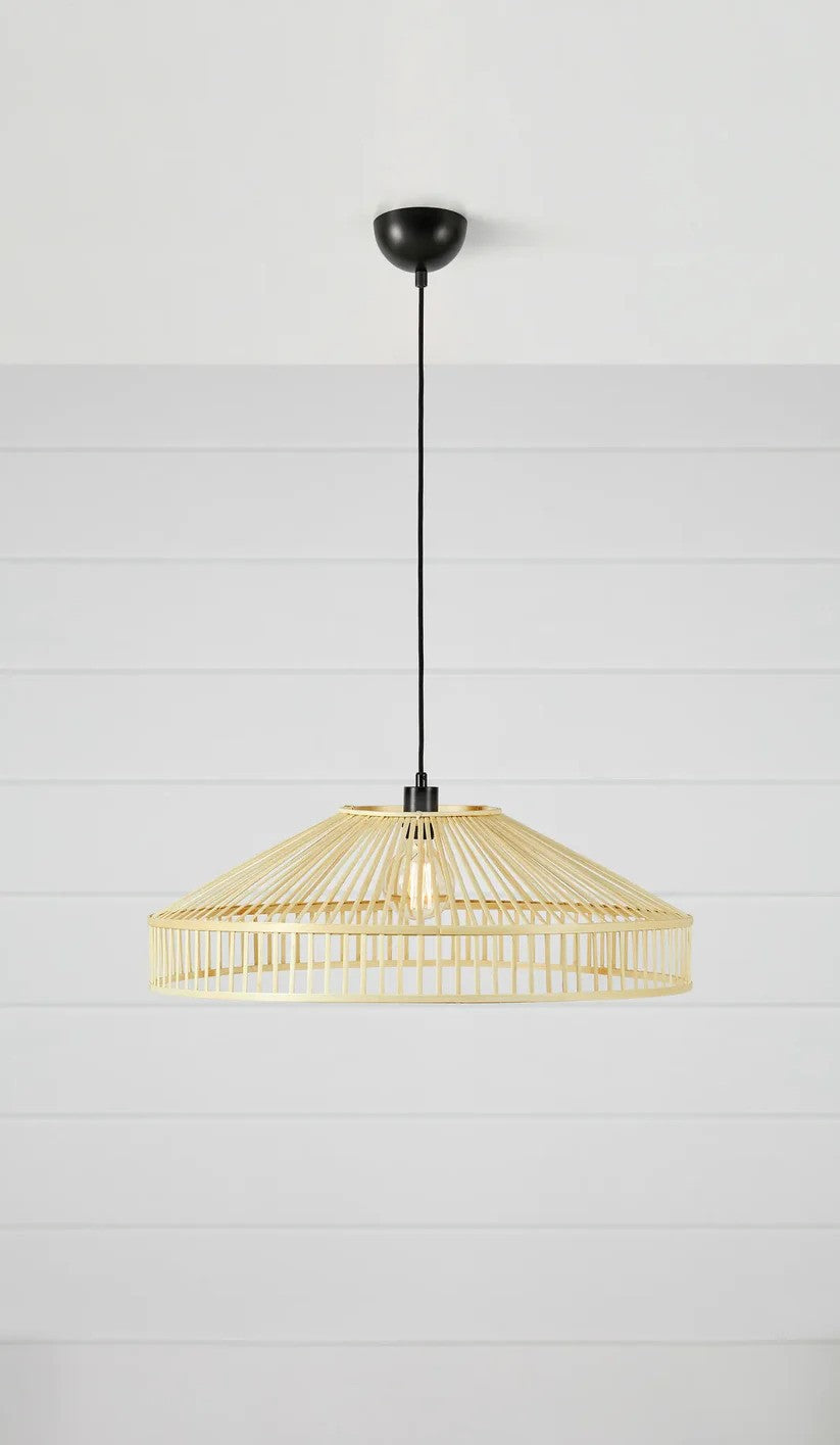 Tapa Loftslampe i Natur hængt op foran en væg for den flotte kontrast