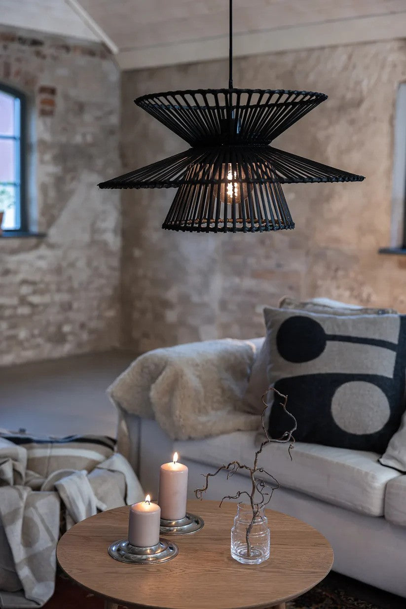 Den elegante Duplici Loftslampe i Sort hængt op i stuen for det behagelige belysning