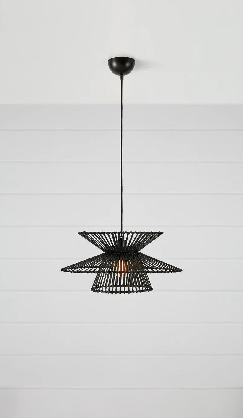 Duplici Loftslampe i Sort hængt op foran en væg med en flot kontrast