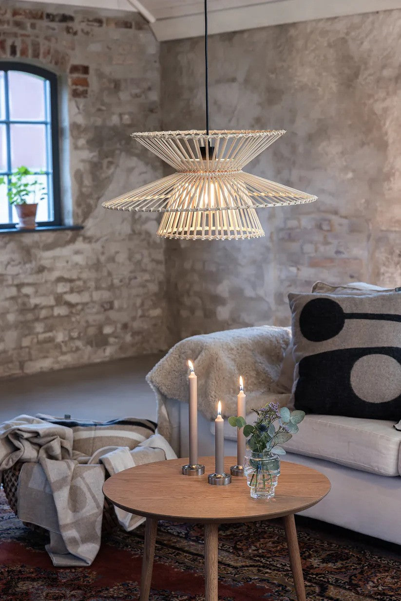 Den æstetiske og unikke designet Duplici Loftslampe i Natur hængt op i stuen