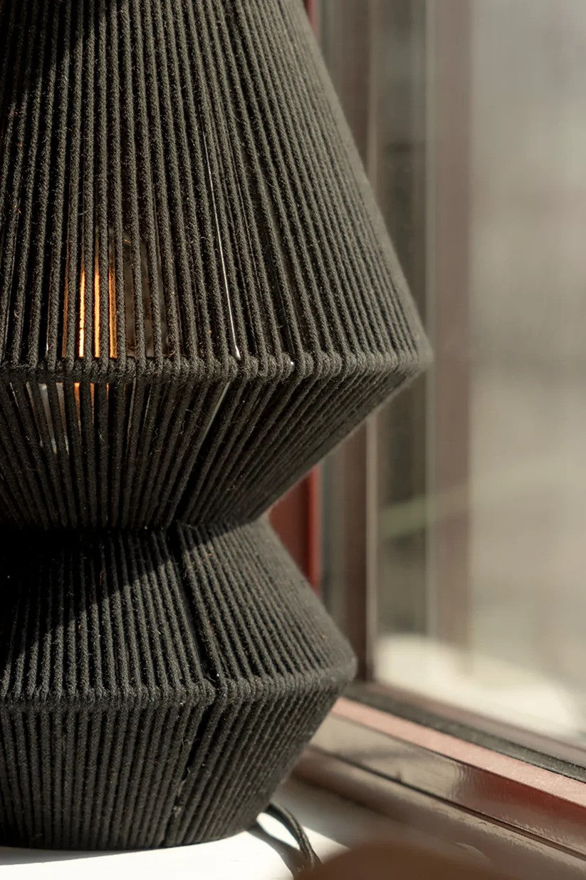 Zoomet helt ind på den elegante Razzo Bordlampe 34cm i Sort