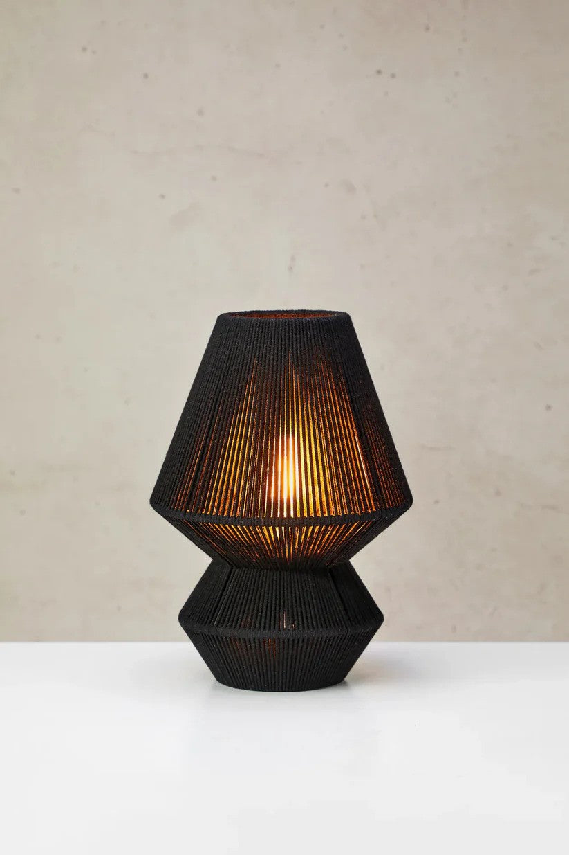 Razzo Bordlampe 34cm i Sort sat foran en væg med en flot kontrast