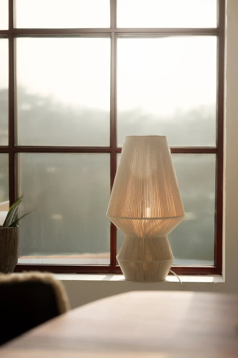Den unikke og æstetiske Razzo Bordlampe 54cm i Beige sat i vindueskammen i stuen