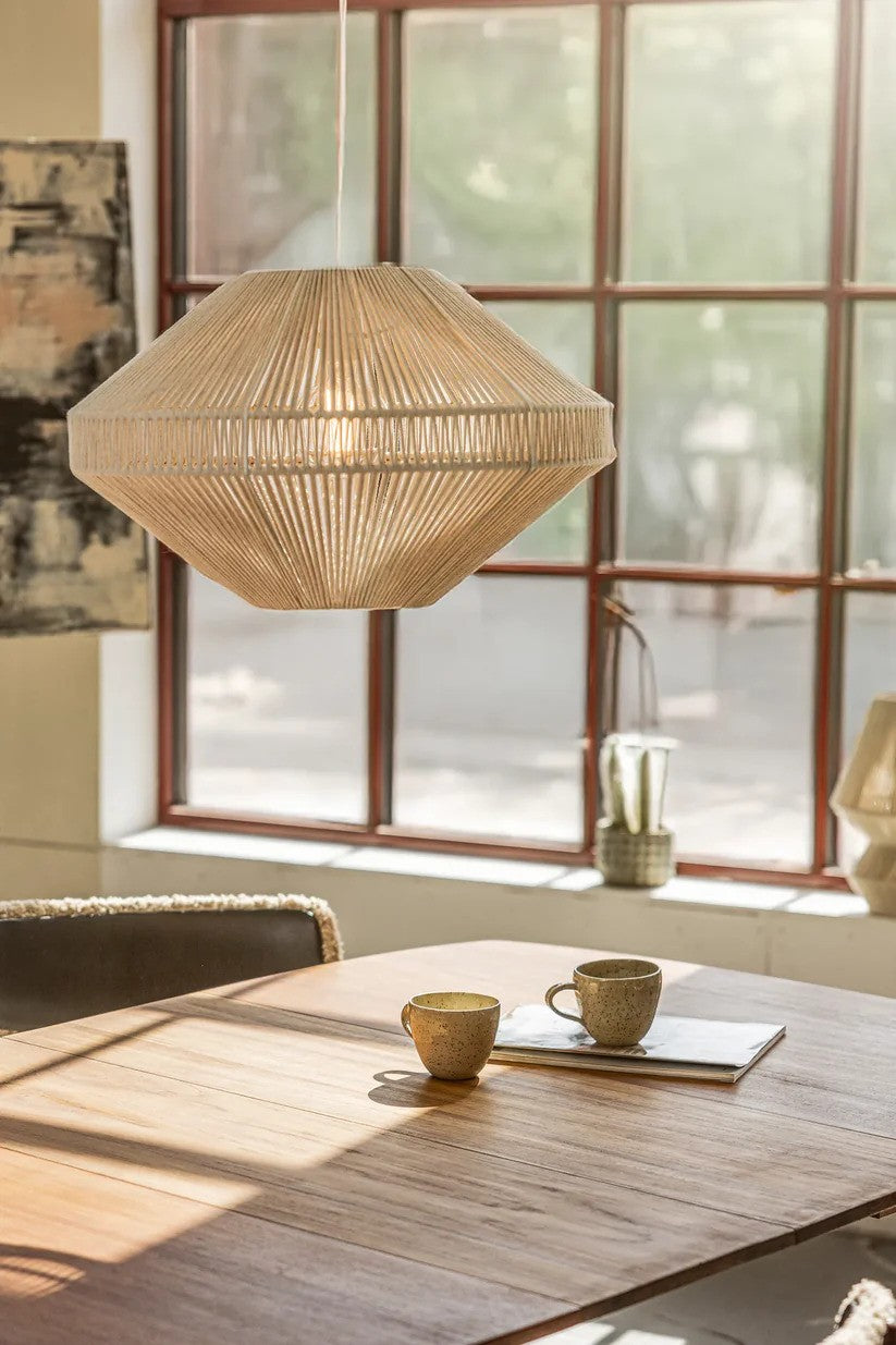 Den elegante Razzo Loftslampe i Beige hængt op over spisebordet