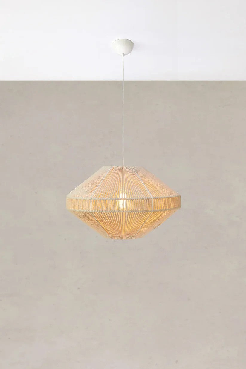 Den æstetiske og unikke Razzo Loftslampe i Beige hængt op foran en væg med en flot kontrast