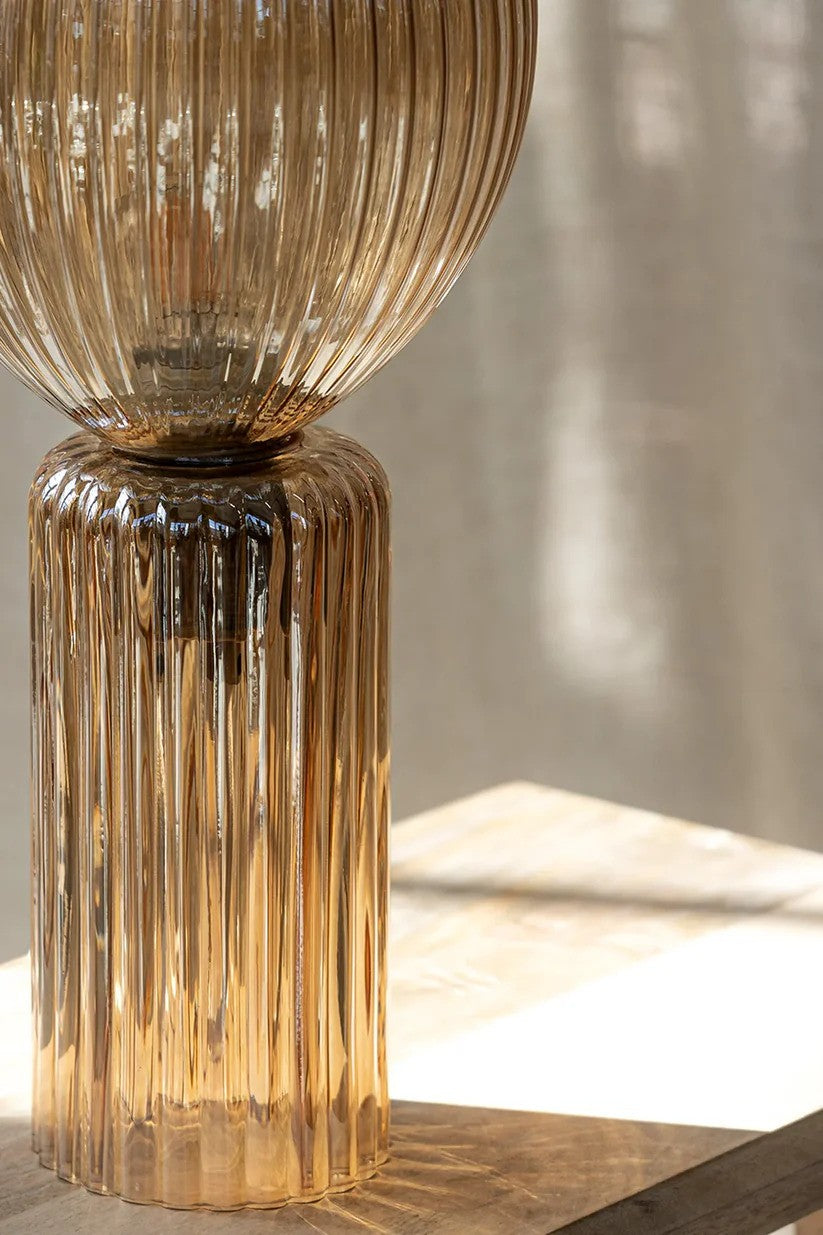 Zoomet helt ind på Toulipa Bordlampe i Ravgul placeret i stuen